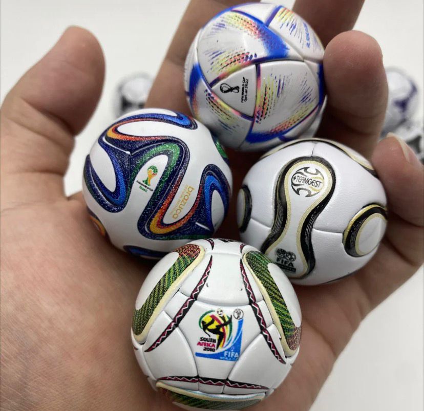 Estuche Coleccion Mini Balones Historia Mundial Futbol 18 piezas